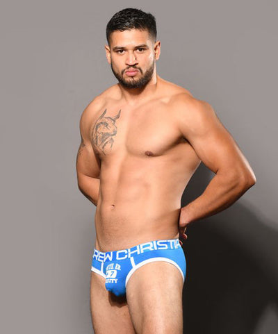 安德鲁·克里斯蒂安体育教育校队简报，几乎全裸